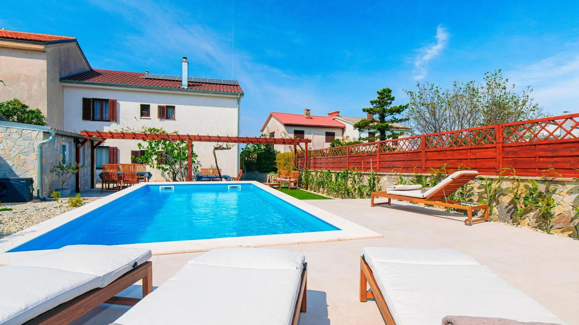 Home Away From Home With A Heated Pool Punat Kroatien
