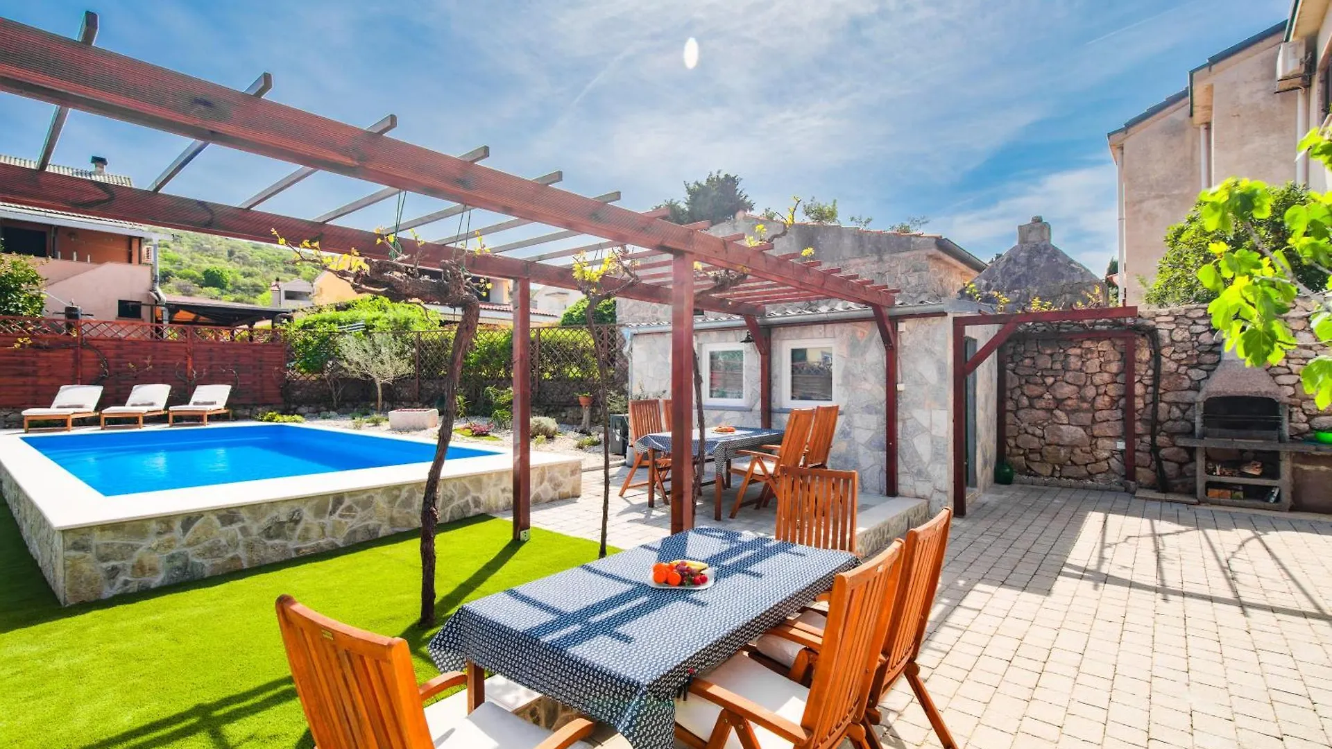 Apartment Home Away From Home With A Heated Pool Punat