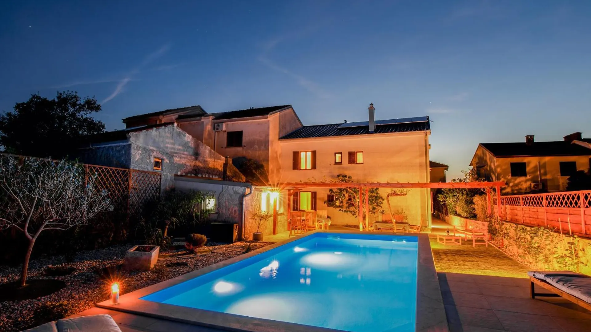 Home Away From Home With A Heated Pool Lägenhet